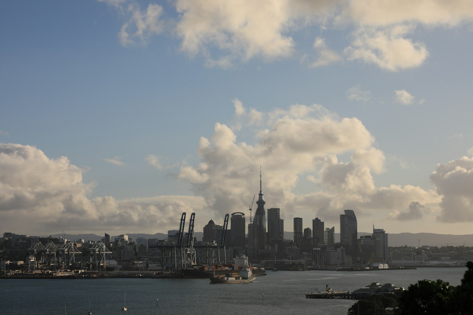 Skyline de Auckland frente al agua