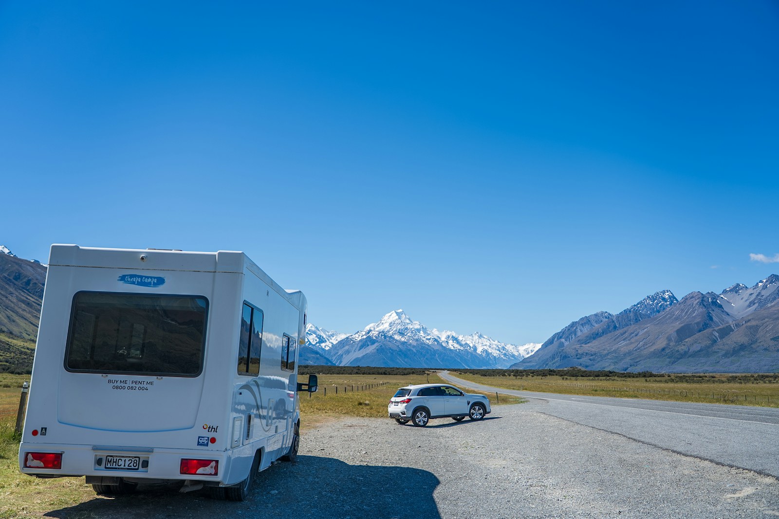 Autocaravana en una carretera con montañas de fondo