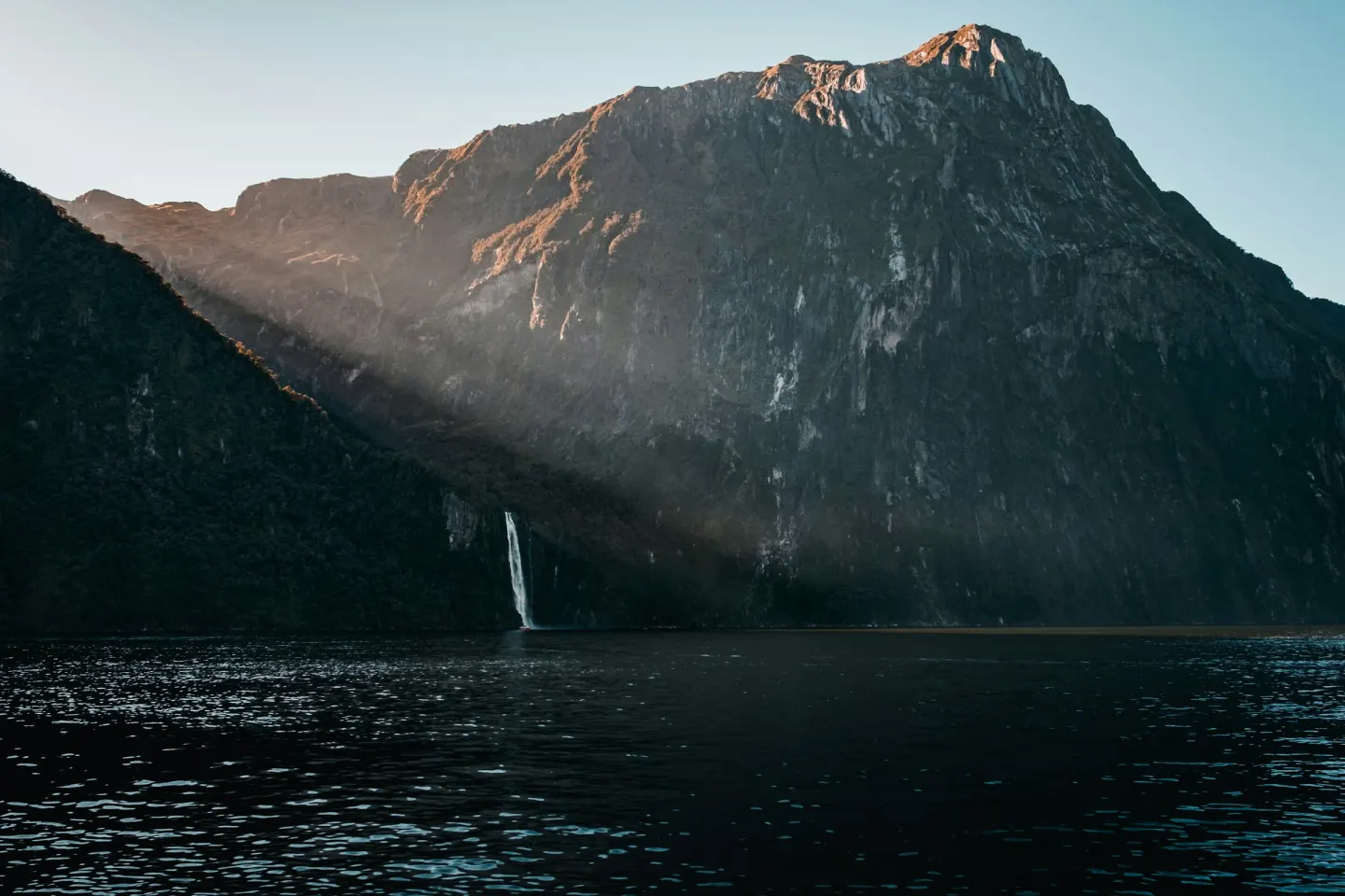 Montañas y cascadas de Milford Sound en Nueva Zelanda