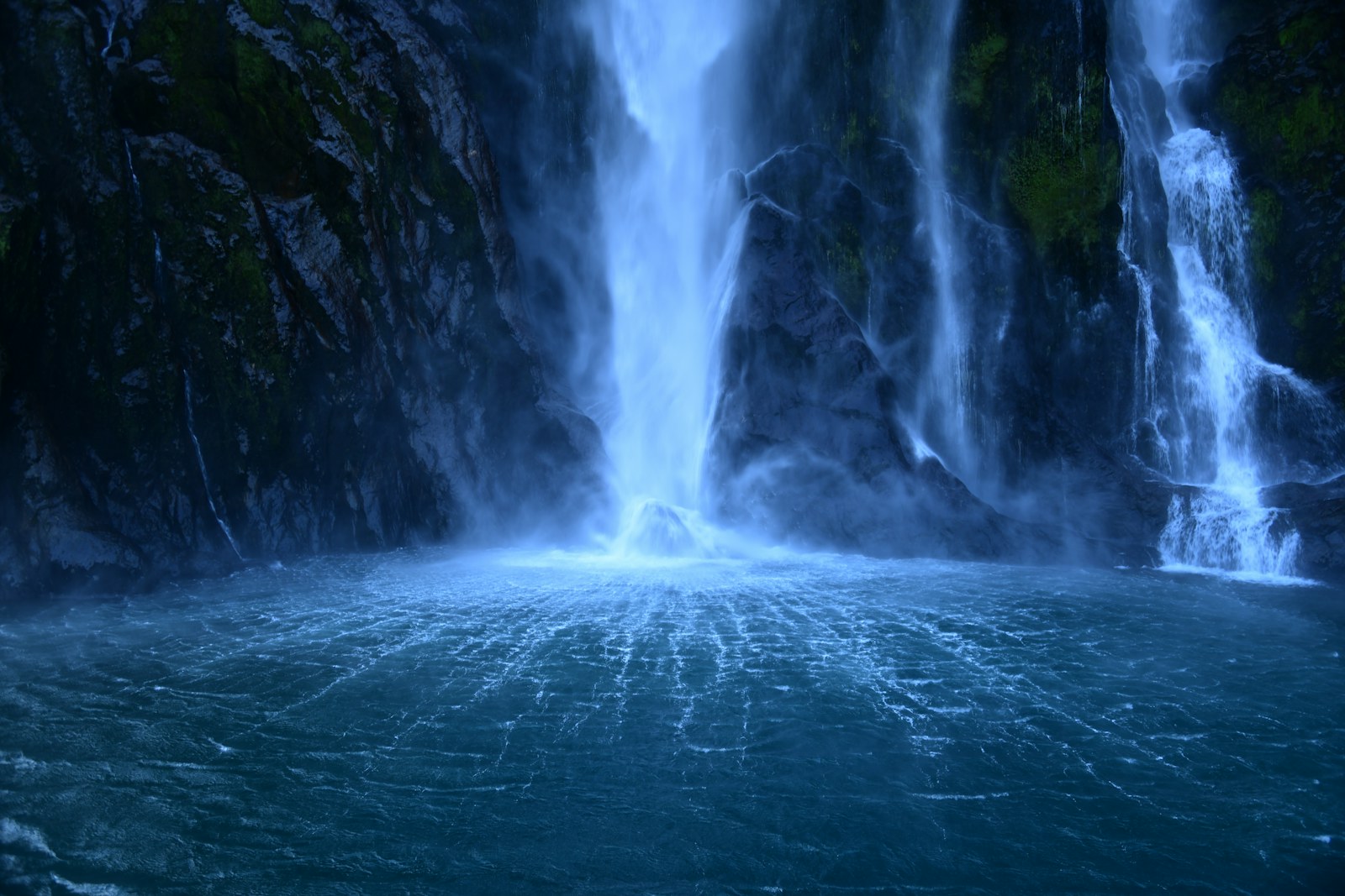 Cascada cayendo sobre Milford Sound