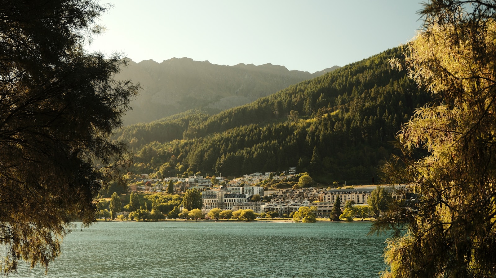 Queenstown junto al lago Wakatipu y las montañas