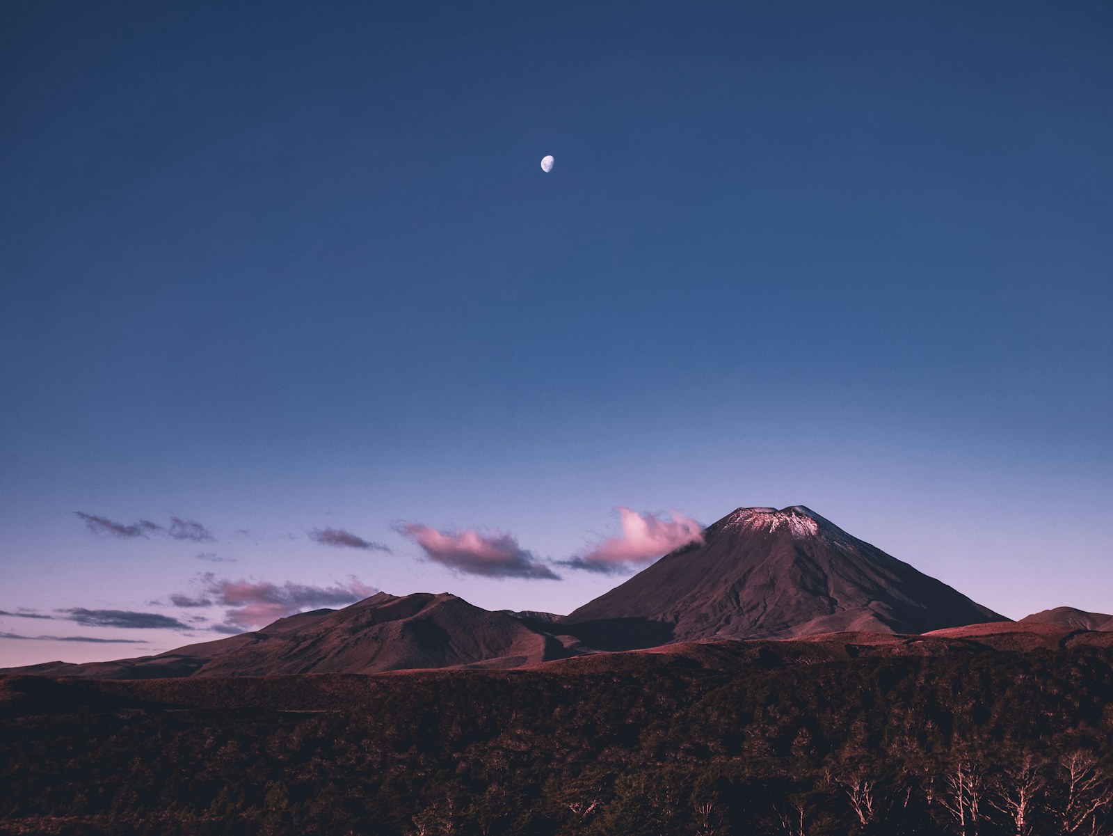 Paisaje volcánico de Tongariro al atardecer